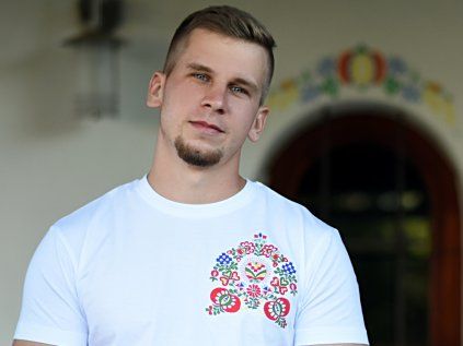 Tričko s vrchní výšivkou